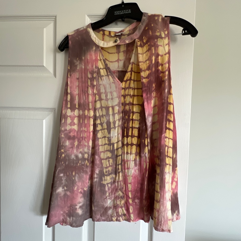 Umgee keyhole sleeveless top